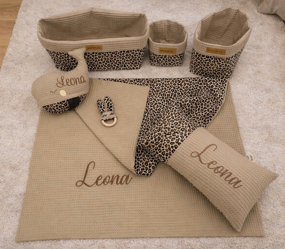 Babydecke  mit Name personalisiert Waffelpique Leo, Leoprint