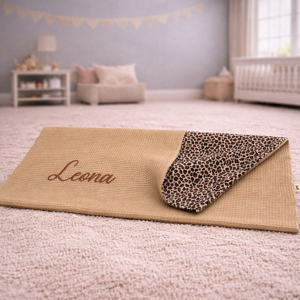 Babydecke  mit Name personalisiert Waffelpique Leo, Leoprint