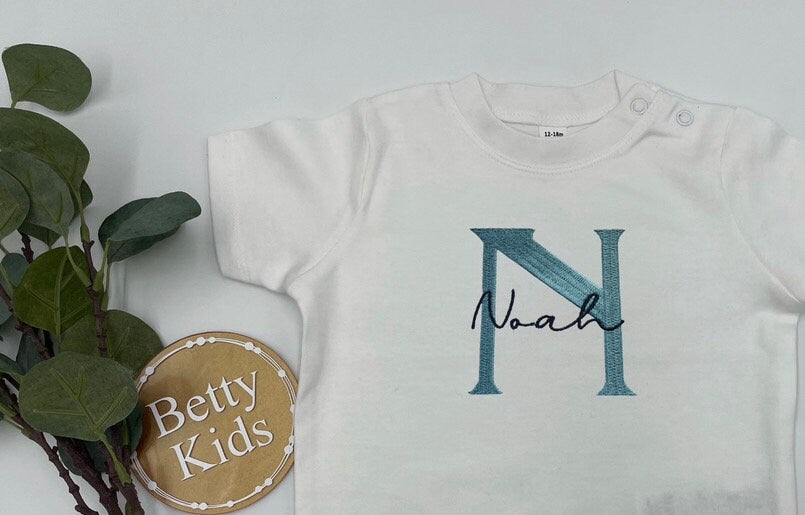 T-shirt mit Namen für Babys und Kleinkinder